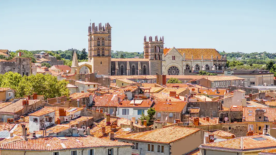 Ambiance étudiante à Montpellier sur la place de la Comédie, ville ensoleillée et dynamique très prisée des étudiantes
