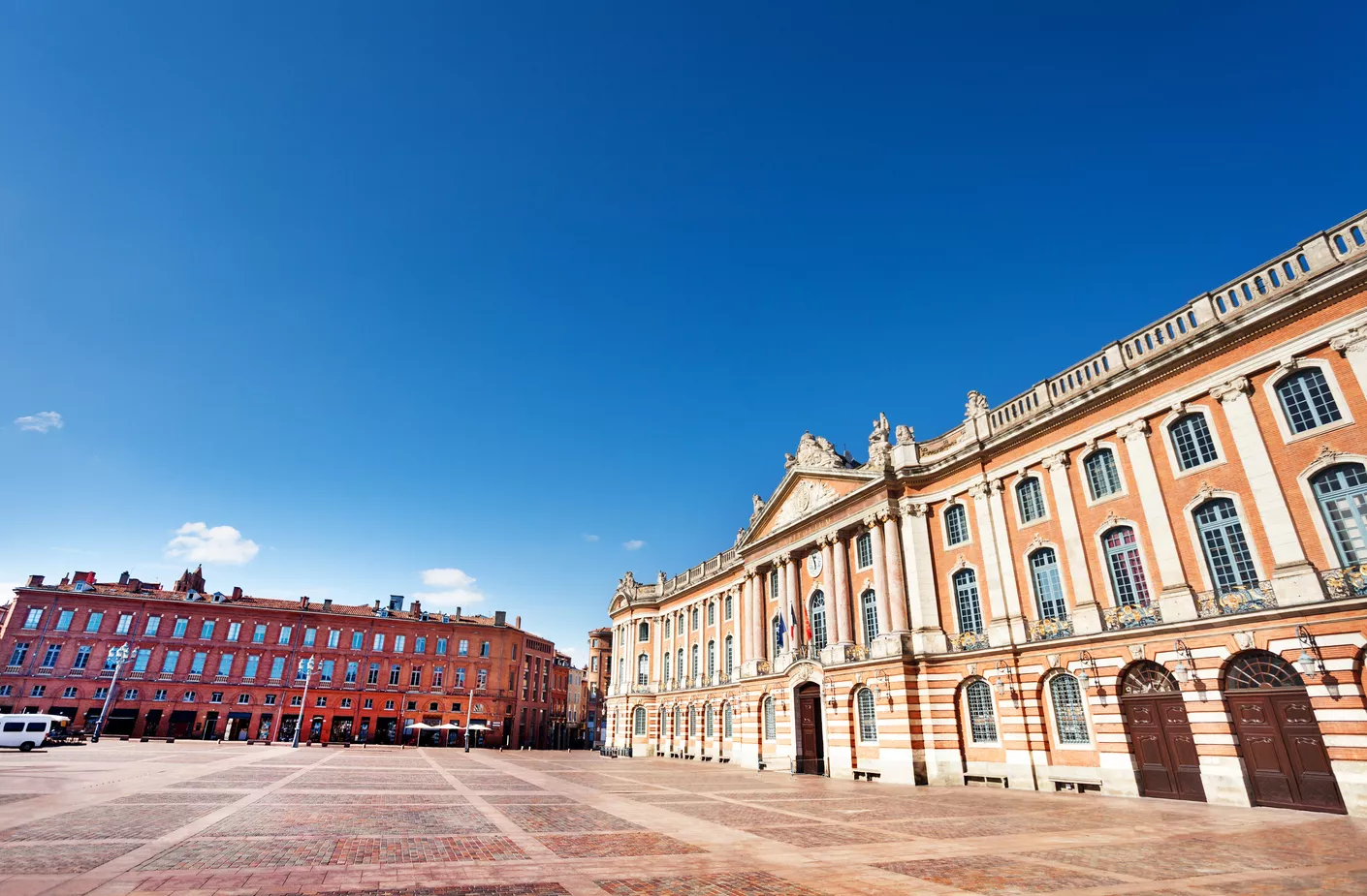 Vue de Toulouse avec des étudiants sur les quais de la Garonne, illustrant la vie étudiante dynamique dans la meilleure ville étudiante de France